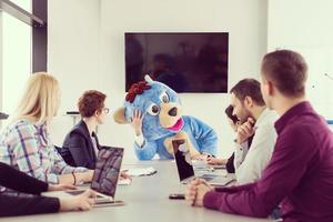 chef klädd som Björn har roligt med företag människor i trendig kontor foto