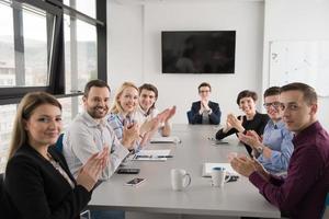 grupp av ung människor möte i börja kontor foto