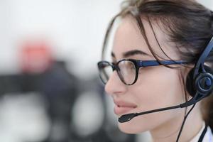 företag kvinna med headsets på arbete foto