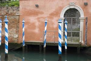 blå och vita stolpar i Venedig