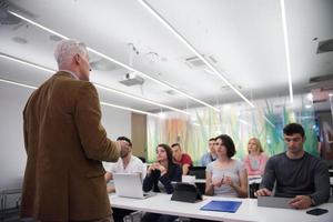 lärare med en grupp av studenter i klassrum foto