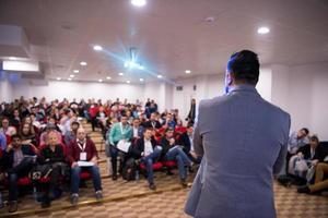 framgångsrik affärsman ger presentationer på konferens rum foto