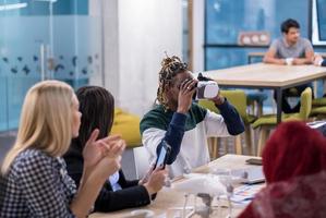ung multietnisk företag team använder sig av virtuell verklighet headsetet foto