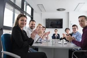 grupp av ung människor möte i börja kontor foto