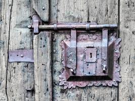vintage dörrhandtag på antik dörr, bakgrund foto