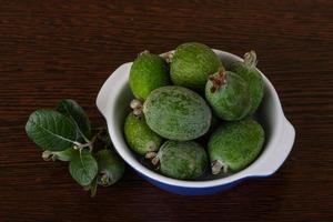 feijoa frukt i en skål på trä- bakgrund foto