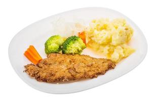 schnitzel på de tallrik och vit bakgrund foto