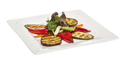 grillad grönsaker på de tallrik och vit bakgrund foto