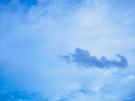 blå himmel med moln natur abstrakt bakgrund foto