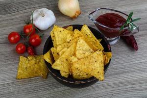 nachos i en skål på trä- bakgrund foto