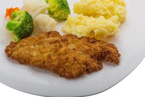 schnitzel på de tallrik och vit bakgrund foto