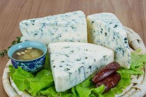 blå ost på trä- styrelse och trä- bakgrund foto