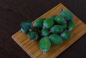 feijoa frukt på trä- styrelse och trä- bakgrund foto