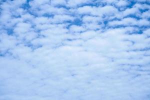 blå himmel med moln natur abstrakt bakgrund foto