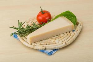 parmesan ost på trä- styrelse och trä- bakgrund foto