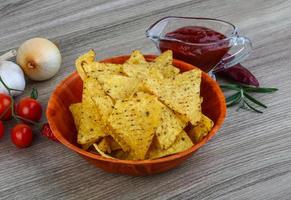 nachos i en skål på trä- bakgrund foto