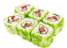 tobiko kryddad maki sushi varm rulla med olika typ av flygande fisk rom utanför och lax inuti foto