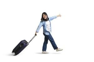 asiatisk kvinna är Lycklig för resa med henne bagage isolerat på vit bakgrund. klippning stigar. foto