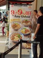 jakarta, indonesien i april 2022. promo meny från en restaurang den där säljer udon och Övrig japansk specialiteter, marugame udon. den har en mycket distinkt japansk smak foto