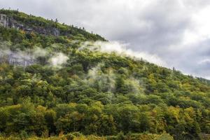 dimma på de sida av en berg i de falla foto