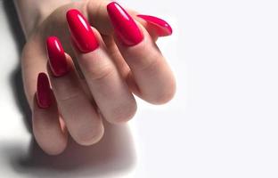 hand med röd naglar manikyr foto