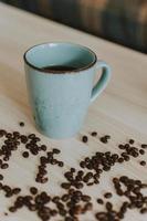 blått kaffemugg med kaffebönor foto