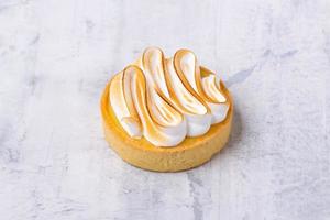 ett orange tartlet med maräng foto