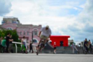 defocused bild av en massa av människor med bmx Cyklar. möte av fläktar av extrem sporter foto