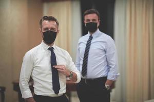 företag team bär crona virus skydd ansikte mask foto
