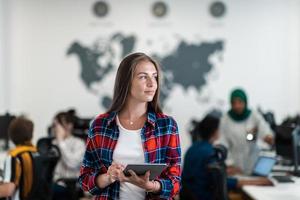 porträtt av affärskvinna i tillfällig kläder innehav läsplatta dator på modern börja öppen planen kontor interiör. selektiv fokus foto