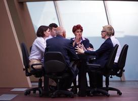 företag människor grupp på möte på modern ljus kontor foto