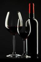 rött vin glas silhuett svart bakgrund