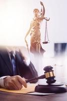 rättvisa och lag concept.male domare i en rättssal på träbord och rådgivare eller manlig advokat som arbetar på kontoret. juridisk lag, rådgivning och rättvisa koncept. foto