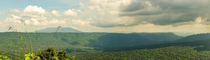 panorama av hög bergen i thailand underbar regnig säsong landskap i de bergen ha de hela himmel moln och dimma. foto