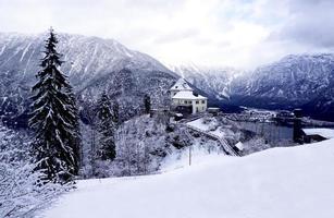 synpunkt av hallstatt vinter- snö berg landskap vandra episk bergen utomhus- äventyr foto