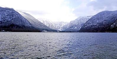 hallstatt sjö landskap med snö berg, hallstatt, österrike foto