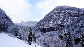 gångväg vandring episk berg utomhus- äventyr till de gammal salt mina av hallstatt passera de tall skog och vinter- snö berg landskap foto