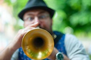 trumpet hål av en balkan musik gata musiker foto