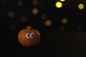 halloween pumpa på de svart bakgrund foto