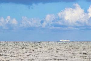 båtar yachter fartyg brygga strand i playa del carmen Mexiko. foto