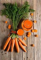 hälsosam mat - morötter och morötsaft foto