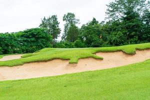 grön med sand bunkrar på golf kurs foto