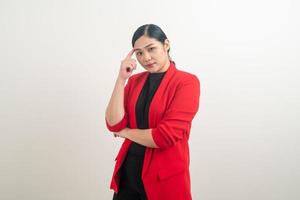 asiatisk kvinna tänker med vit bakgrund foto