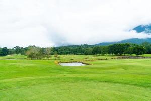 grön med sand bunkrar på golf kurs foto