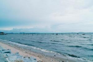 sopor och skräp på stranden foto