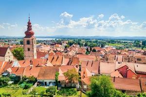 panoramautsikt över röda tak i de vackra städerna i Tjeckien på sommaren med grön natur runt foto