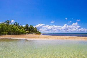 tropisk mexikansk strand klart turkost vatten playa del carmen mexico. foto