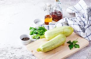 färsk zucchini på en trä- styrelse med en kniv foto