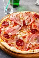 pizza med salami och skinka foto