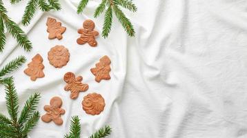 jul pepparkaka småkakor på en textil- bakgrund. foto